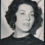Lukács Margit (1914-2002) színésznő autográf dedikálással ellátott fotó 9x12 cm