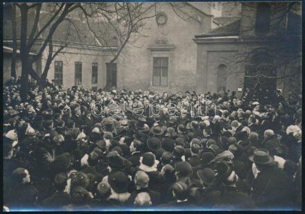 1913 Solymossy Elek színész bucsúztatója Az Est sajtófotója. hozzátűzött felirattal 17x11 cm