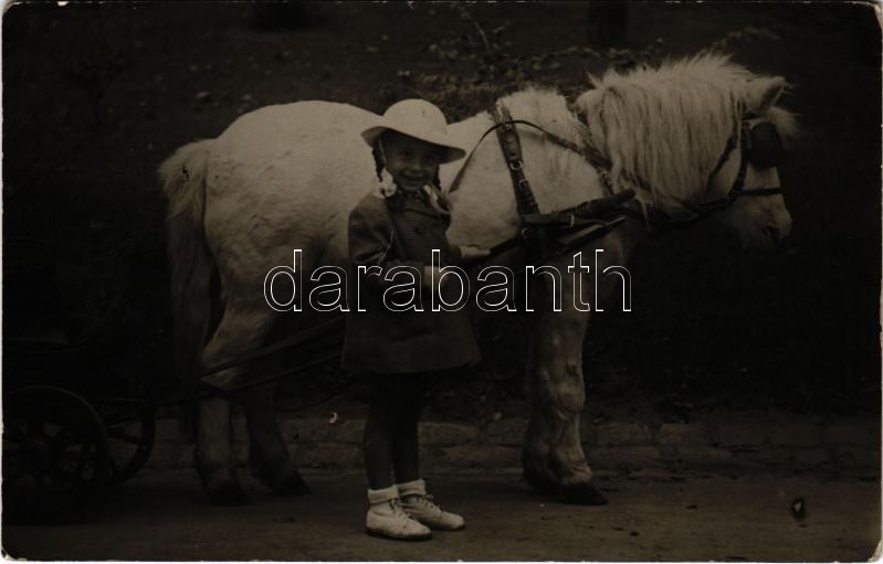 Budapest XIV. Állatkert, kislány lóval. Hölzel Gyula felvétele. photo (fl)