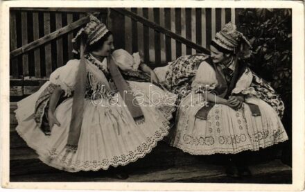 Kazári menyecskék, magyar folklór / Hungarian folklore from Kazár, young wives (EK)