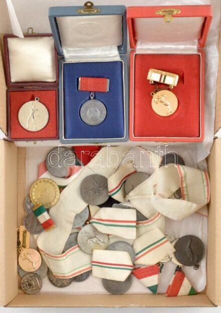 1948-1975. 32db-os, nagyrészt magyar díjérem-hagyaték (elsősorban kézilabda és sakk díjérmekkel), közte 3db tokban, több darab pedig szalagon, mellszalagon. Közte: 1952. '1952 Koreáért' fém kézilabda díjérem mellszalagon + 1954.