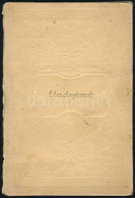 cca 1920-1940 'Édesanyámnak', kislányportréfotója, benne nemzetiszínű szalaggal, 'Hiszek Magyarország feltámadásában.' Kopott irredenta kartonmappában, a gerincen sérüléssel, fotó: 8x5 cm