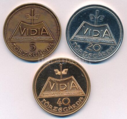 DN 'Vidia Kereskedelmi Vállalat - 5 - 20 - 40 Törzsgárda' (3xklf) kétoldalas Br és fém emlékérmek (42mm) T:2 patina, karc
