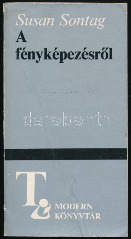 Susan Sontag. A fényképezésről. Tanulmány. Ford.: Nemes Anna. Beke László utószavával. Modern Könyvtár 437. Bp., 1981., Európa. Kiadói papírkötés, a borítón kis kopásnyomokkal, az elülső borítón gyűrődésnyommal.