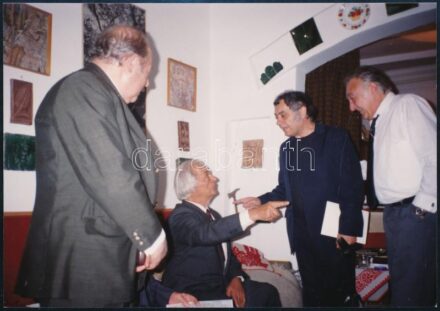cca 1990 Keresztury Dezső író, Csoóri Sándor költő, Sinkovits Imre színművész és egy beazonosítandó személy, fotó, 9x12,5 cm