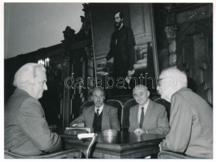 1989 szeptembere, Keresztury Dezső író, korábbi vallás- és közoktatásügyi miniszter, Berend T. Iván MTA elnök, Glatz Ferenc művelődési miniszter és Straub F. Brunó, a Magyar Népköztársaság elnöke Keresztury Dezső 85.