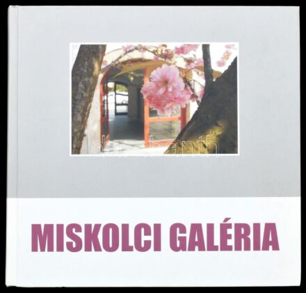 Miskolci Galéria. Szerk.: Dobrik István. A szerkesztő, Dobrik István (1948-) által Sümegi György (1947-) művészettörténész részére DEDIKÁLT példány. Miskolc, 2011., Miskolci Galéria. Fekete-fehér fotókkal illusztrált. Kiadói