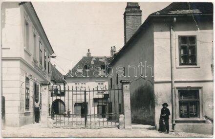 Kismarton, Alsókismartonhegy, Unterberg-Eisenstadt; Zsidó negyed, Hess étterem, Breier üzlete, zsidó kisfiú, Schneider cipőraktára / Jüdische Viertel, Schuh Depot, Restauration / Jewish Quarter, shoe shop, restaurant. Robert Forstner photo