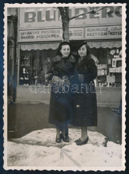 cca 1935 Kassa, A Blumberg (Sámuel Ede) által alapított ortopédiai, sebészeti, betegápolási cikkeket árusító üzlet, Fő utca 89., a fotó készítése idején az utód, Kertész üzemeltette, 8,5×6,5 cm