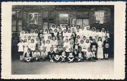 cca 1947-1948 Miskolc, elsőáldozók csoportképe, a háttérben a falon plakát 'Szavazz Borsod megye bányász jelöltjeire! Szavazz a Magyar Kommunista Pártra!' szöveggel, fotólap, 8,5×13,5 cm