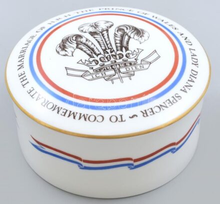 Royal Wochester Diana és Prince of Wales esküvő porcelán bonbonniere. Matricás, jelzett, hibátlan d: 11cm