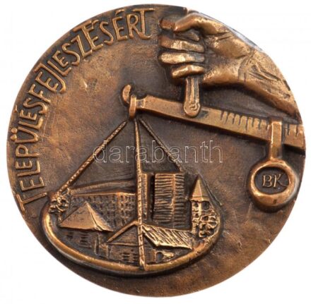DN 'Településfejlesztésért - BK / Bács-Kiskun Megye Tanácsa és a Hazafias Népfront Megyei Bizottsága' öntött bronz emlékplakett eredeti tokban (106mm) T:1-