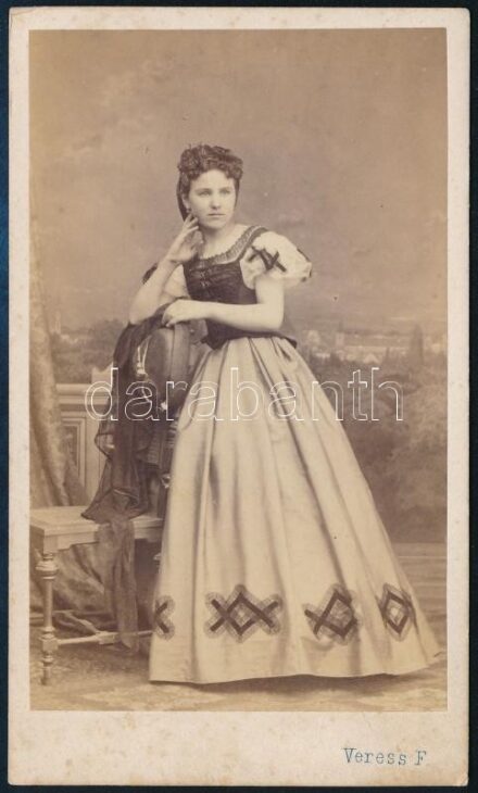 cca 1860 Fiatal hölgy portréja, keményhátú fotó Veress Ferenc kolozsvári műterméből, 10,5×6 cm