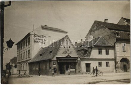Nagyszeben, Hermannstadt, Sibiu; Fleischergasse, Hans Balthes zum Mercur, Koestlin's Cakes & Bircuits / Mészáros utca részlete, Balthes János üzlete, reklám a ház falán / street, shop, advertisement on the wall. photo (EK)