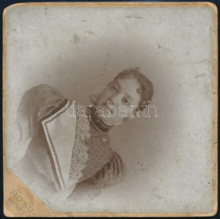 cca 1890 Női portré, keményhátú fotó Rosu besztercei műterméből, kopásokkal, 10,5×10,5 cm