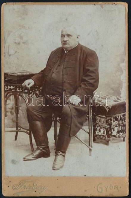 cca 1890 Idősödő férfi portréja, keményhátú fotó Friedery Albert győri műterméből, 16×10 cm