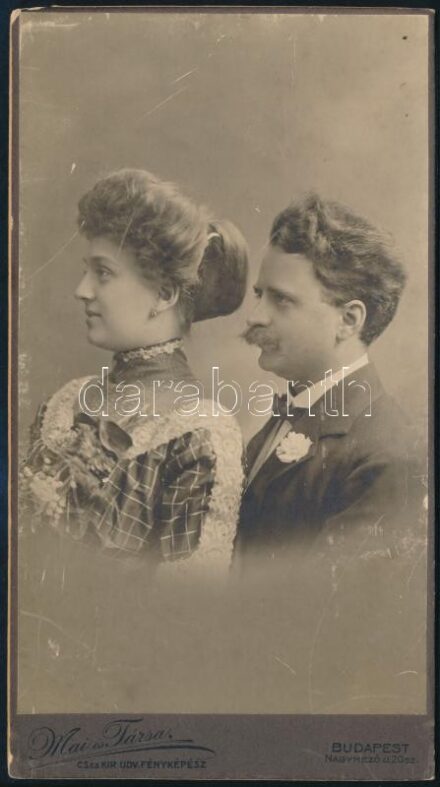 cca 1900 Házaspár portréja, keményhátú fotó Mai és Társa budapesti műterméből, felületi sérülésekkel, 20,5×11 cm
