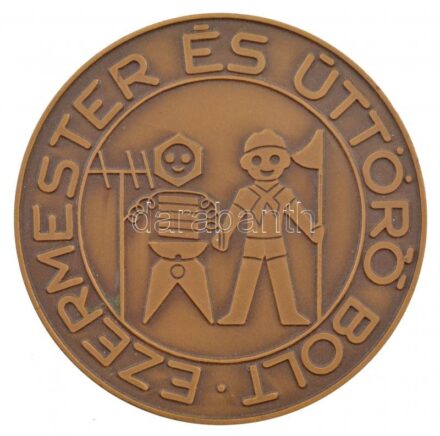 ~1970-1980. 'Ezermester és Úttörő Bolt' egyoldalas bronz emlékérem (80mm) T:1-,2 ph.