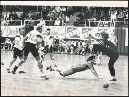 cca 1980 Vasas - Debrecen női kézilabda mérkőzés fotója, Nemzeti Sport fotó, László Sándor felvétele, a hátoldalán pecséttel jelzett, 18x24 cm