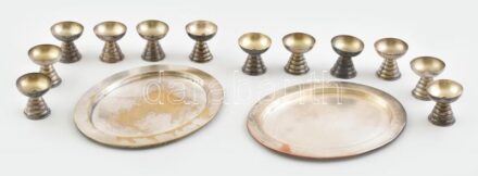 12 személyes kupicás készlet két tálcával. Fém, kopásnyomokkal, elszíneződésekkel, m: 5,5 cm, 24x20 cm