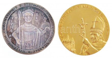 Bozó Gyula (1913-2004) 2000. 'Szent István koronázásának 1000. évfordulója' kétoldalas fém emlékérem eredeti tokban (42,5mm) + Tóth Sándor (1933-2019) 1991. 'JOANNES PAVLVS II P M IN HVNGARIA XVI XX AVG MCMXCI / BUDAPEST ESZTERGOM