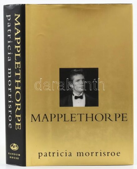 Patricia Morrisroe: Mapplethorpe. New York,1995,Random House. Angol nyelven. Fekete-fehér fotókkal illusztrált. Angol nyelven. Fekete-fehér fotókkal illusztrált. Kiadói félvászon-kötés, kiadói papír védőborítóban.
