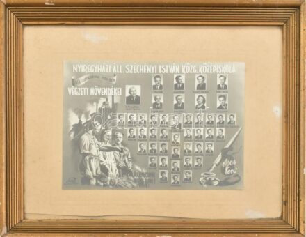 1951 Nyíregyházi Áll. Széchényi István Közg. Középiskola végzett növendékei, tablófotó, 5 éves terv propaganda grafikával, kissé sérült üvegezett fa keretben, 21,5x16 cm