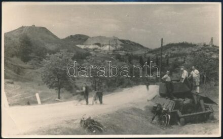 cca 1940 Kilőtt harckocsit nézegető civilek, fotó, sarkán törésnyom, 8×13 cm