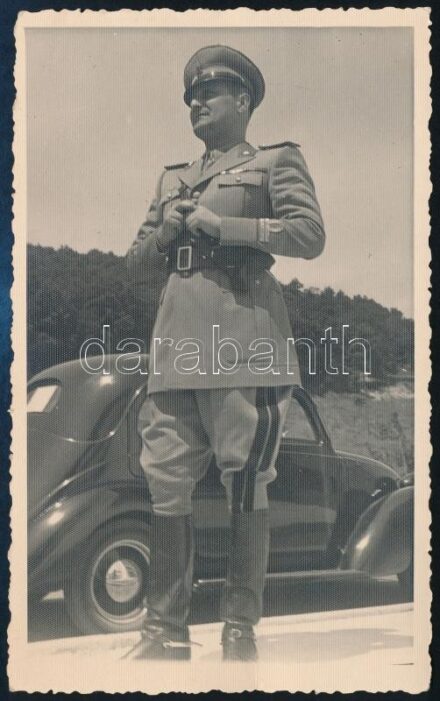 1940 Olasz katonatiszt Fiat autóval, fotólap, hátoldalon feliratozva, 13,5×8,5 cm