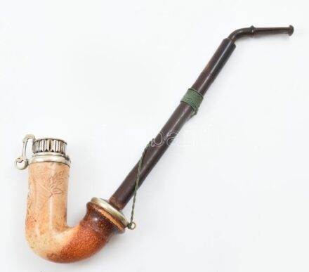 Tajtékpipa ezüst (Ag) szerelékkel. Jelzett, ezüst XIX. sz. nemesi címert ábrázoló faragvánnyal. 10 cm