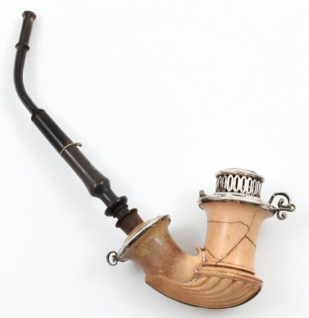 Tajtékpipa ezüst (Ag) szerelékkel. Jelzett, ezüst XIX. sz. repedésekkel 8 cm