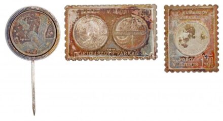 1980. 'Szovjet-Magyar Közös Űrrepülés' jelzett Ag kitűző (8,11g/0.835/21,5mm) + 'Szovjet-Magyar Közös Űrrepülés - V. Kubaszov - Farkas B. - L. Popov - V. Rjumin' jelzett Ag bélyegérem (3,20g/0.835/22x27mm) + 'Szovjet-Magyar Közös