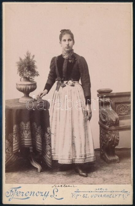 cca 1900 Lány portréja, keményhátú fotó Ferenczy székelyudvarhelyi műterméből, 16,5×10,5 cm