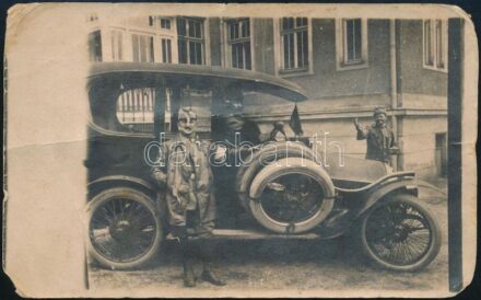 1915 I. világháborús katonák automobillal, fotólap, megírva, 'K. u. K. FELDPOSTAMT 51' bélyegzéssel, kis sarokhiányokkal, törésnyomokkal, 14x8,5 cm