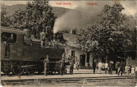1916 Vaskoh, Vascau; vasútállomás, vasutasok, MÁV T.V. osztályú gőzmozdony, vonat. Miklóssy József utódai kiadása / railway station, locomotive, railwaymen, train (szakadás / tear)