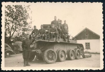 1941 II. világháborús magyar katonák kilőtt szovjet BT-7 harckocsival, hátoldalán feliratozott fotó, 8,5x5,5 cm / WWII Hungarian soldiers with destroyed Soviet BT-7 tank, photo