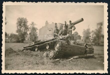 1941 II. világháborús magyar katonák elhagyott szovjet KV-2 nehéz harckocsival ('Megsüllyedt orosz óriástank'), hátoldalán feliratozott fotó, 8,5x5,5 cm / WWII Hungarian soldiers with abandoned Soviet KV-2 heavy tank, photo