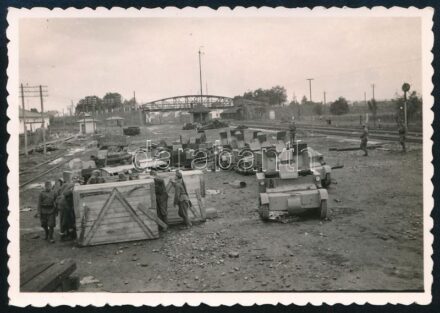 cca 1940 II. világháborús katonák páncélozott szállítójárművekkel egy vasúti megállónál, Kis Kónya Ernő felvétele, hátoldalán feliratozott fotó, 8,5x6 cm / WWII soldiers with armored carrier vehicles, photo