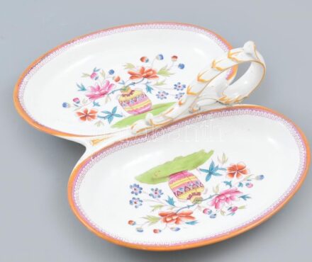 Kétrészes, füles porcelán kínáló tál. Kézzel festett, jelzett, kisebb kopásnyomokkal, sérült, ragasztott, 25x19 cm