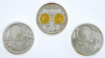 Svájc DN 'A svájci ezüstfrank története' ezüstözött fém emlékérem, 1Fr érme nélkül (50mm) (2db) + DN 'Britannia / A világ legnépszerűbb nemesfém érméi' kétoldalas ezüstözött emlékérem T:PP Switzerland ND 'Die geschichte