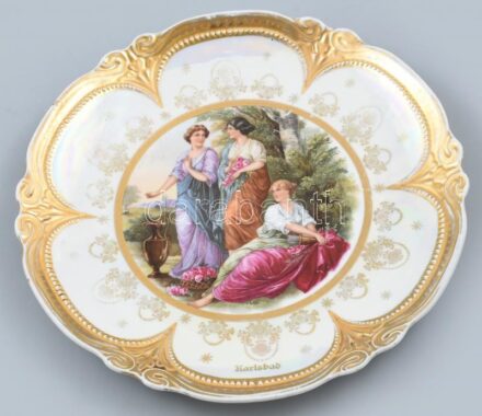 Karlsbad antik jelenetes porcelán dísztál irizáló réteggel. Matricás, jelzés nélkül, kopásnyomokkal, d: 26,5 cm