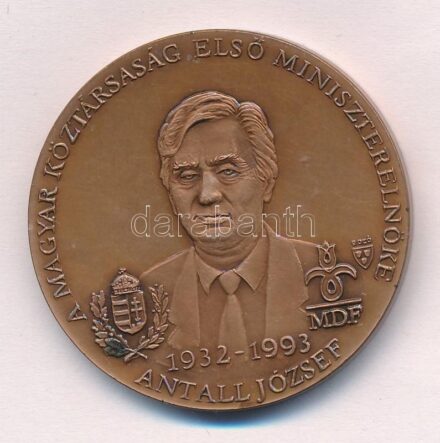 Bozó Gyula (1913-2004) 1993. 'Antall József A Magyar Köztársaság Első Miniszterelnöke 1932-1993' bronz emlékérem (42,5mm) T:1-