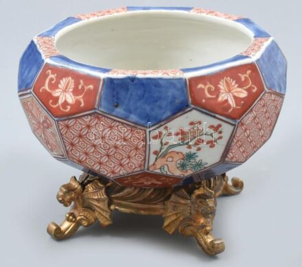 Keleti mintás asztali kínáló, porcelán, fém lábakkal, billeg, d: 17 cm, m: 16 cm