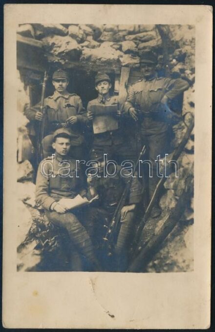 1917 Kiképzőosztagos katonák hegyi fedezék bejáratánál, eredeti fotó képeslapként elküldve, pecsétekkel, jó állapotban, 14×9 cm