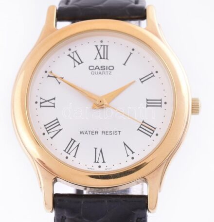 Casio quartz karóra, aranyozott fém tokkal, bőr szíjjal, vízálló, működő, szép állapotban, d: 35 mm