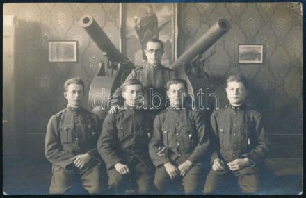 cca 1930 Katonai iskola dísztermében ágyúkkal készített fotó növendékekről, 8,5×13,5 cm