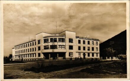 1939 Huszt, Chust, Khust; Kormányzósági palota magyar címerrel / Governmental palace with Hungarian coat of arms