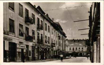 Zombor, Sombor; Vadászkürt szálloda, utca, Schall Vidor, illatszertár, asztalos, harisnyaház és Rózsa István üzlete. Weisz Izsó kiadása / hotel, shops, street