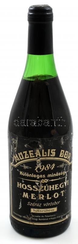 1984 Hosszúhegyi Merlot 1984, muzeális bor, hajós-bajai borvidék, szakszerűen tárolt bontatlan palack vörösbor, kopott, a címkén sérülésnyomokkal, 0,75l.