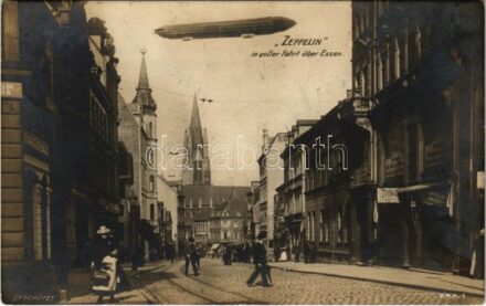 1909 'Zeppelin' in voller Fahrt über Essen / German airship lands over Essen (fl)